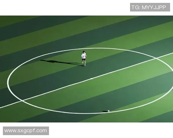 足球球星巧妙玩转绿茵场展现独特技巧与激情瞬间